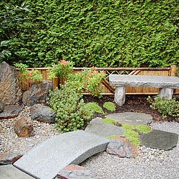 Diese Granitbrücke führt zur zweiten Bank