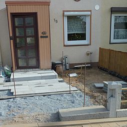 Granitplatten werden verlegt