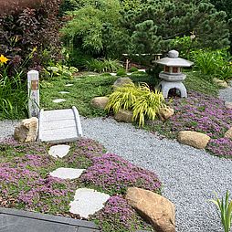 Wege aus Trittsteinen führen durch den japanischen Garten