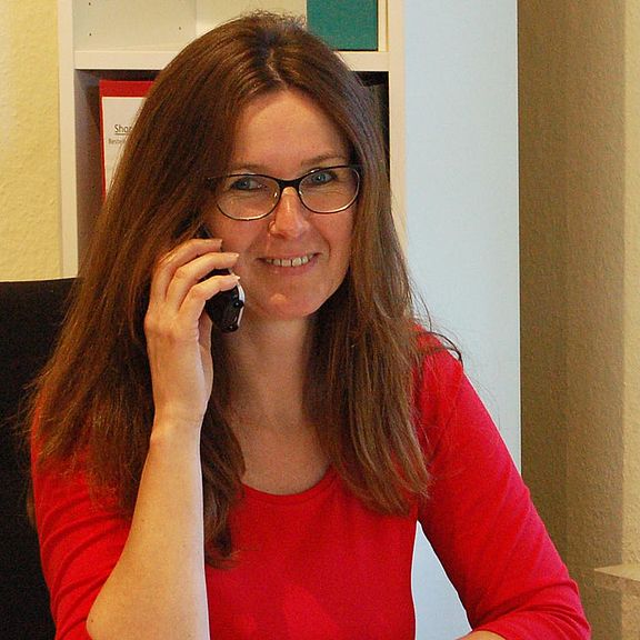 monika-am-schreibtisch.jpg