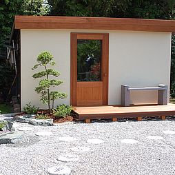 Von der Granitbank hat man einen guten Blick auf den Garten