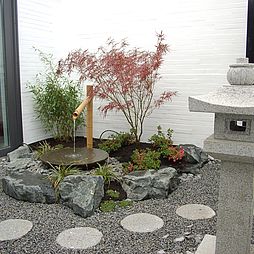 Granitlaterne und Wasserspiel aus Bambus