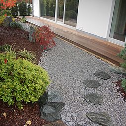 Japanischer Gartenteil mit Pflasterung
