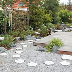 Der Trittsteinweg erschließt den ganzen Garten