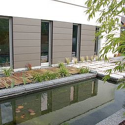 Gräser säumen die Terrasse
