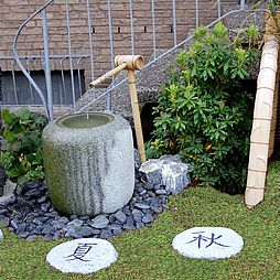 Granitplatten, teilweise mit japanischen Schriftzeichen