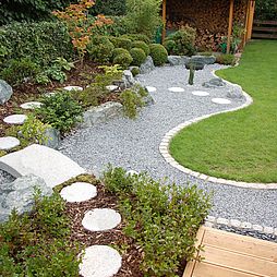 Der Trittplattenweg führt durch den Gartenteil