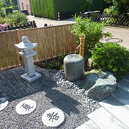 Steinlaterne und Wasserspiel