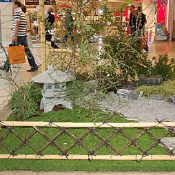 Ein kleiner dekorativer Bambuszaun schützt den Garten