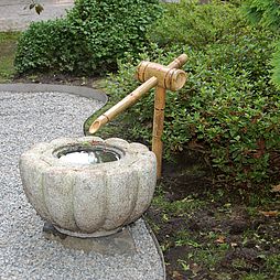 Wasserspiel mit Granitschale
