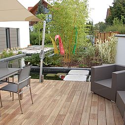 Blick von der Terrasse in den asiatischen Garten
