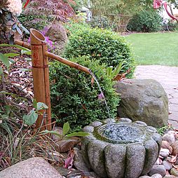 Wasserspeier aus Bambus mit Granitbecken