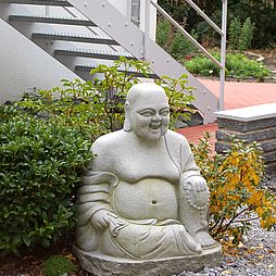 Ein Buddha wacht über den Garten und lädt zur Zwiesprache ein
