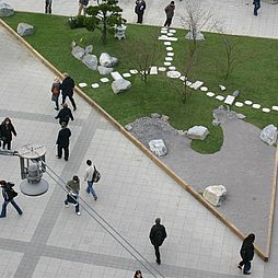 Gestaltung mit Felsen und Wegplatten